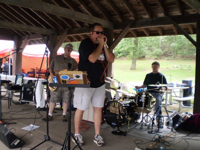 The Front Street Blues Band got the show goin'...